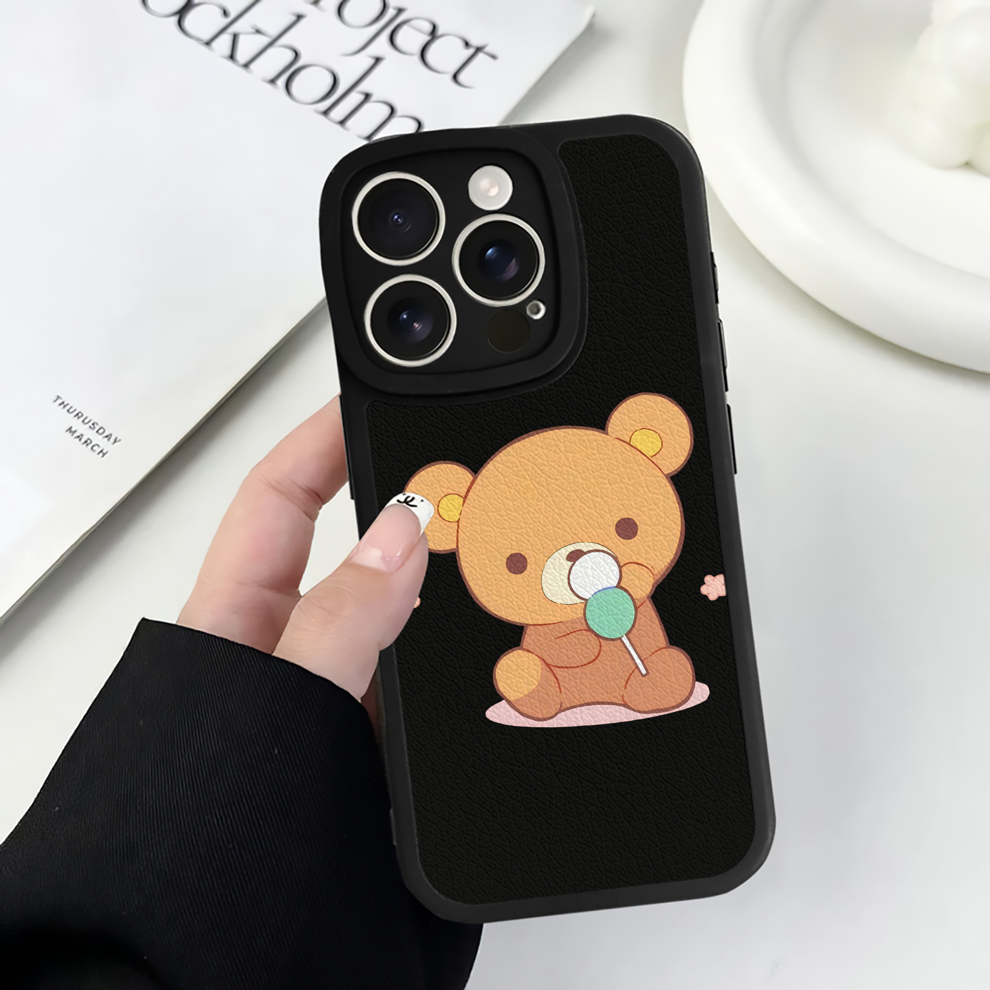 （画像用） リラックマ リラックマ キイロイトリ Rilakkuma Korilakkuma Kiiroitori 【iPhone 16シリーズ対応】シリコンスマホケース（レザー調） 材質：シリコン